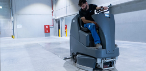 Industriereinigung und Bodenreinigung mit moderner Reinigungsmaschine nach ISO 14001
